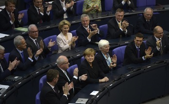 Merkel recibe el aplauso de sus compañeros de formación tras su elección como canciller. (Johannes EISELE / AFP PHOTO)