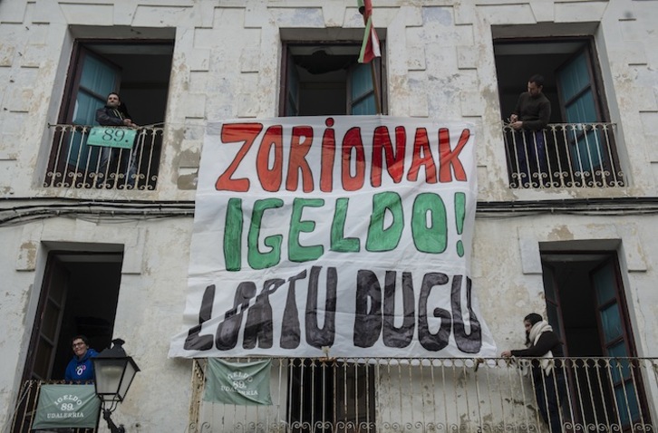 Igeldo udalerri izendatzeko erabakia ospatzeko pankarta jarri zuten. (Jagoba MANTEROLA/ARGAZKI PRESS)