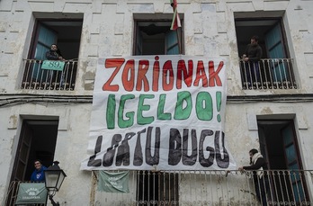 Vecinos de Igeldo han colgado una pancarta felicitándose de la decisión de la Diputación. (Jagoba MANTEROLA/ARGAZKI PRESS)
