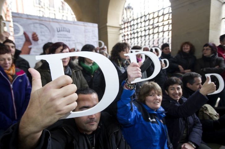 Hainbat zentrotako guraso elkarteek agerraldia egin dute, D ereduko irakasleei babesa adierazteko. (Iñigo URIZ/ARGAZKI PRESS)