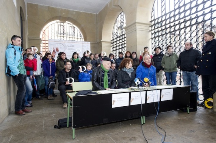 Guraso elkarteek atzo egin zuten agerraldia. (Iñigo URIZ/ARGAZKI PRESS)