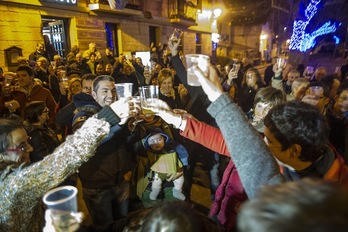 Vecinos de Igeldo brindan por la esperada desanexión. (Gorka RUBIO/ARGAZKI PRESS)