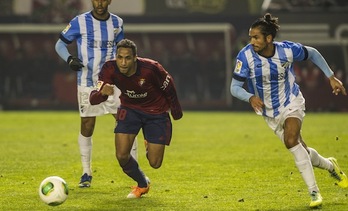 Un lance del encuentro entre Osasuna y el Málaga. (Jagoba MANTEROLA/ARGAZKI PRESS)