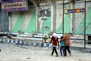 Tres mujeres caminan por una calle al norte de Damasco, una una imagen de archivo. (AFP PHOTO)