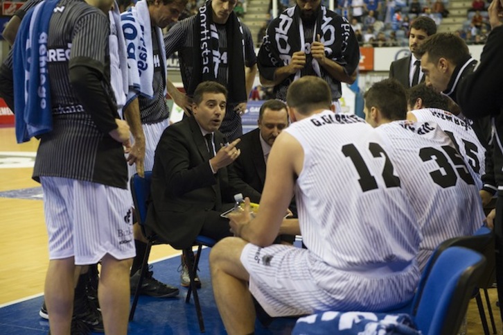 Rafa Pueyo da instrucciones a sus jugadores. (Gorka RUBIO / ARGAZKI PRESS)
