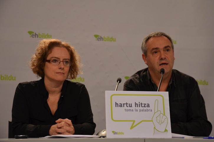 Ainhoa Beola eta Joxean Agirre, gaurko agerraldian. (EH BILDU)