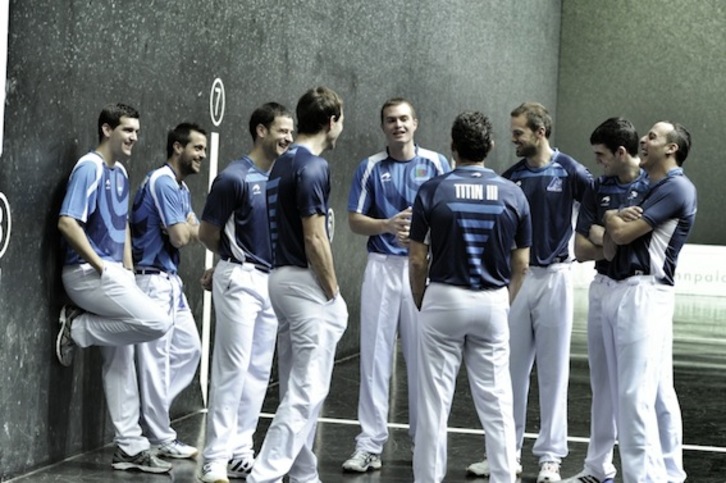 Algunos participantes charlan distendidamente durante la presentación. (ARGAZKI PRESS)