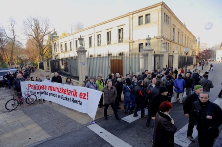 Concentración de la mayoría sindical frente al Parlamento de Gasteiz. (Juanan RUIZ/ARGAZKI PRESS)