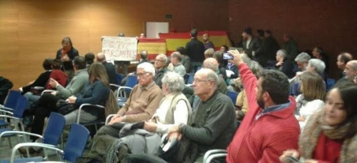 Un grupo de ultraderechistas irrumpió en el acto de Súmate en Mataró. (SUMATE.CAT)