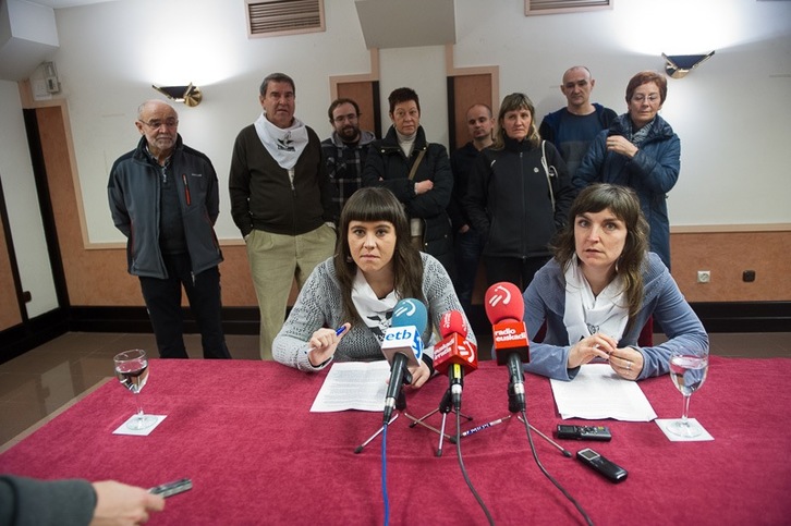 Sevilla IIn dauden presoen senide eta lagunen agarraldia. (Gorka RUBIO/ARGAZKI PRESS)