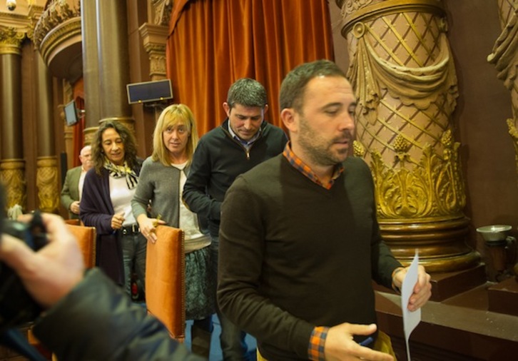Momento en el que los ediles del PSE abandonan el Pleno. (Gorka RUBIO / ARGAZKI PRESS)