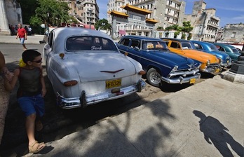 Varios coches, estacionados en una calle de La Habana. (Adalberto ROQUE/AFP PHOTO)