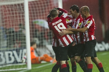Los rojiblancos celebran el gol marcado por Susaeta. (Luis JAUREGIALTZO/ARGAZKI PRESS)