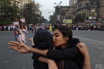 Dos mujeres se besan durante una protesta contra la prohibición de las relaciones homosexuales. (Dibyangshu SARKAR/AFP)