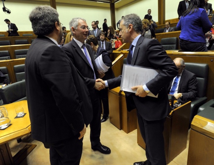 Urkullu es saludado por Antón Damborenea (PP) tras la aprobación de las cuentas. (Juanan RUIZ/ARGAZKI PRESS)