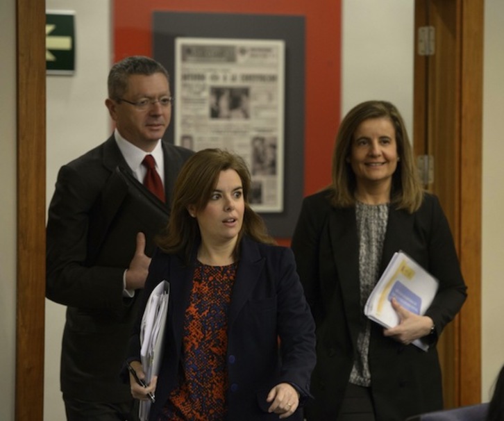 Fátima Báñez, junto a Soraya Sáenz de Santamaría y Alberto Ruiz Gallardón. (Dani POZO/AFP PHOTO)