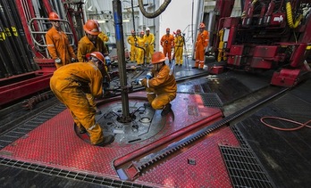 Operarios trabajan en una plataforma petrolífera de México. (Omar TORRES/AFP PHOTO)