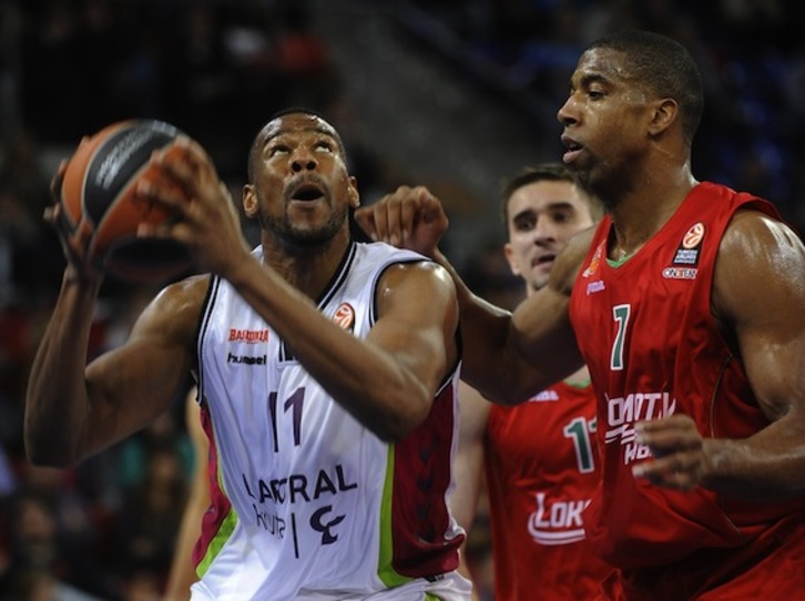 Un lance del encuentro entre el Laboral Kutxa y el Lokomotiv Kuban. (Rafa RIVAS/AFP PHOTO)