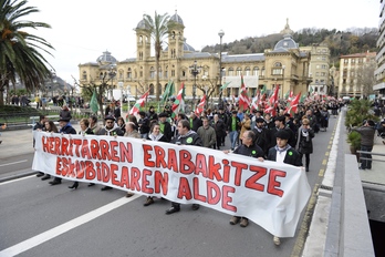 Cabeza de la manifestación que ha recorrido Donostia. (Jon URBE / ARGAZKI PRESS)