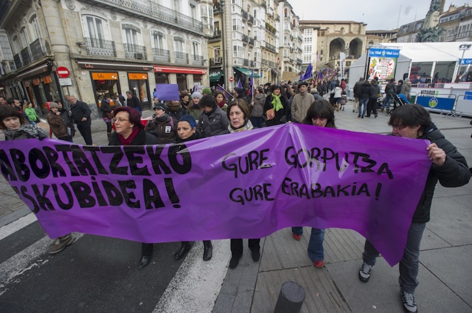«Abortatzeko eskubidea, gure gorputza gure erabakia» lelopean abiatu da manifestazioa Gasteizen.