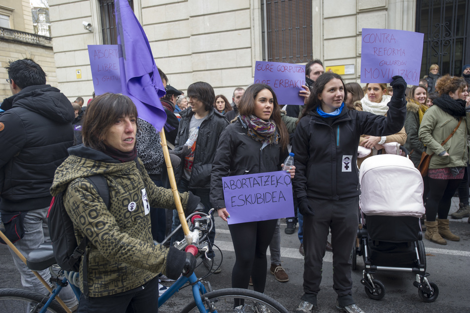 Espainiako Gobernuak Gasteizen duen ordezkaritzaren aurrean amaitu da Gasteizko protesta.