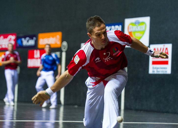 Aimar Olaizolak irabazi egin du binakako lehen partida. (Monika DEL VALLE/ ARGAZKI PRESS)