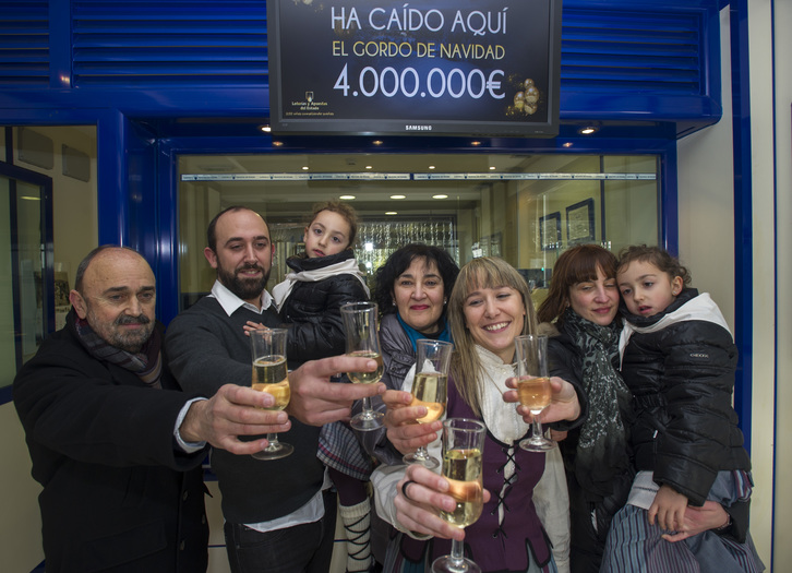 Celebraciones en la administración que ha entregado el premio. (Juanan RUIZ / ARGAZKI PRESS)