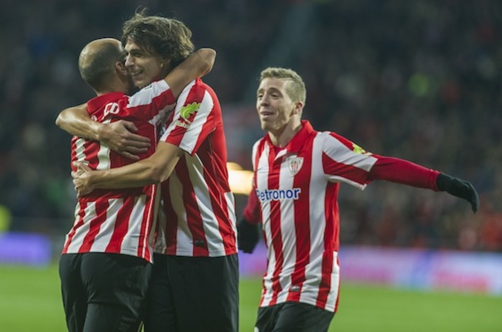Athleticeko jokalariak, gol bat ospatzen. (Monika DEL VALLE/ARGAZKI PRESS)