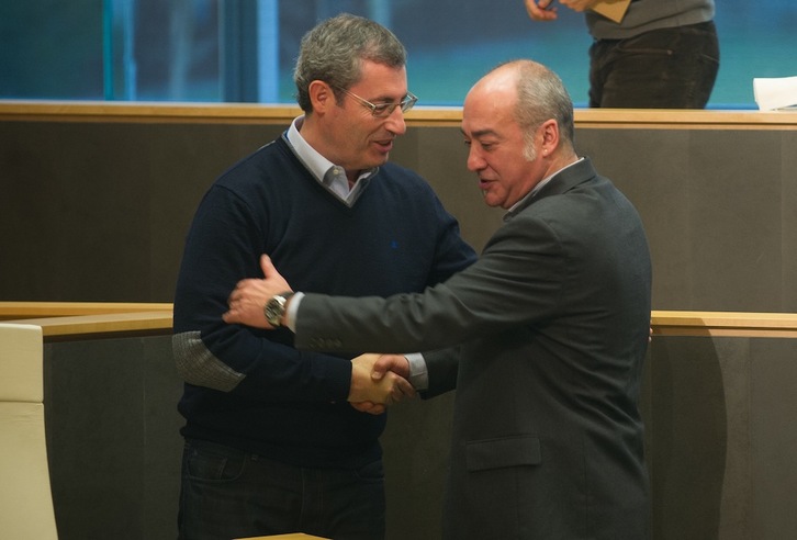Markel Olano y Martin Garitano se estrechan la mano tras aprobarse los presupuestos. (Andoni CANELLADA/ARGAZKI PRESS)