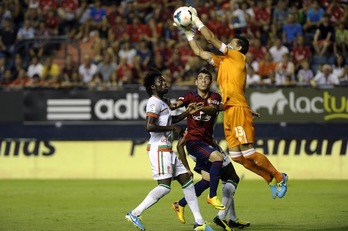 Ariel Núñez, en el primer partido de Liga contra el Granada. (Iñigo URIZ / ARGAZKI PRESS)