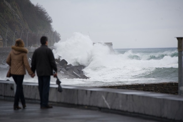 Las olas chocan contra el Paseo Nuevo de Donostia. (Gorka RUBIO / ARGAZKI PRESS)