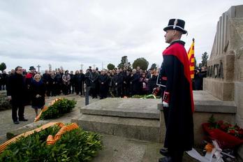 Artur Mas, durante la ofrenda floral ante la tumba de Francesc Macià. (@Govern)