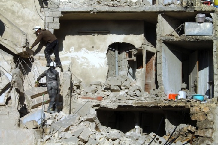 Equipos de rescate trabajan en Alepo. (Fouad ALLAK/AFP PHOTO)