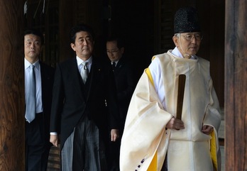 El primer ministro japonés, Shinzo Abe, durante su visita al santuario Yasukuni. (Toru YAMANAKA/AFP PHOTO)