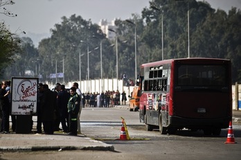 La bomba ha estallado al paso de un autobús en una zona del este de El Cairo. (Gianluigi GUERCIA/AFP PHOTO)