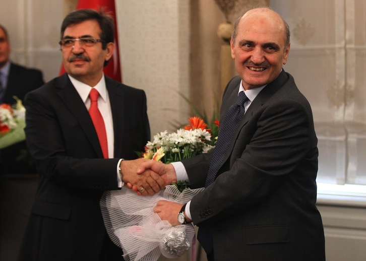 El nuevo ministro de Medio Ambiente y Urbanismo, Idris Gulluce (izquierda), estrecha la mano de su predecesor, Erdogan Bayraktar, en la ceremonia de traspaso de poderes. (Adem ALTAN/AFP)