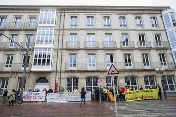 Concentración de Ambulancias Bizkaia e Incoesa en el exterior del Parlamento de Gasteiz. (Juanan RUIZ / ARGAZKI PRESS)