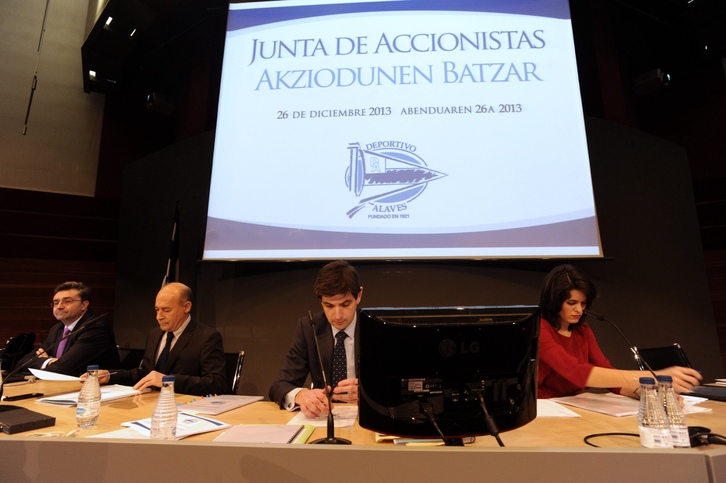 Mesa presidencial de la Junta de Accionistas del Alavés. (Juanan RUIZ / ARGAZKI PRESS)