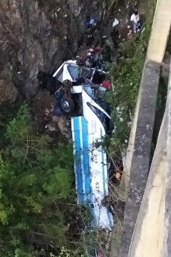 El autobús ha caído por un precipicio de 50 metros. (AFP PHOTO)