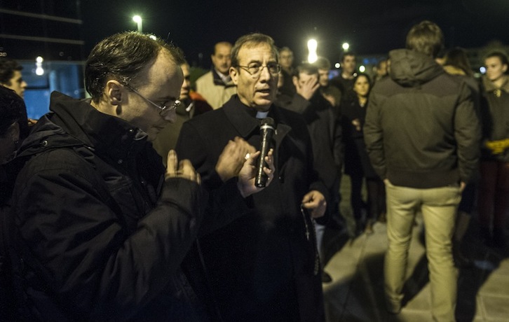 El Arzobispo de Iruñea durante la protesta frente a la clínica. (Jagoba MANTEROLA/ARGAZKI PRESS)