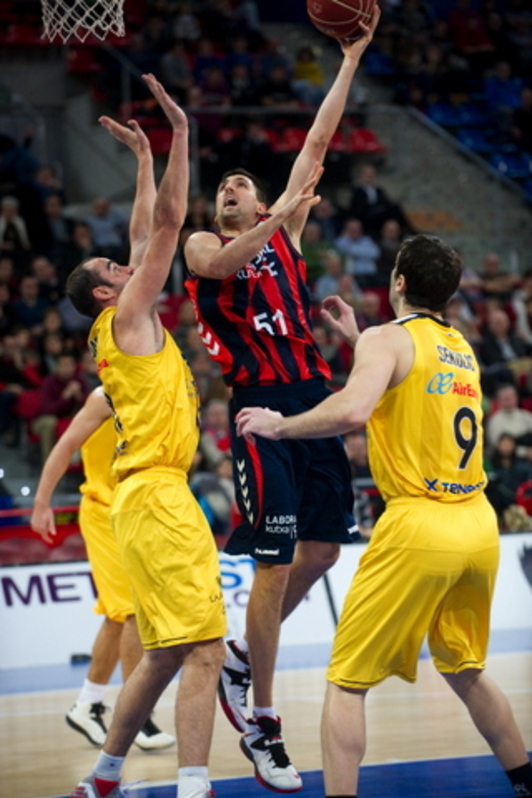 El Laboral Kutxa ha encajado su cuarta derrota consecutiva ante el Tenerife. (Raul BOGAJO/ARGAZKI PRESS)