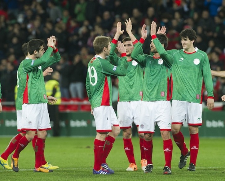 Los jugadores del combinado vasco agradecen el apoyo de sus seguidores. (Luis JAUREGIALTZO/ARGAZKI PRESS)