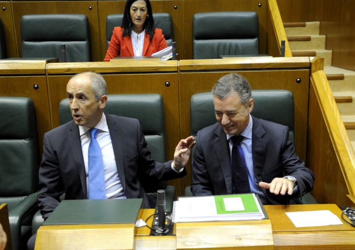 Erkoreka junto a Urkullu en el Parlamento de Gasteiz. (Juanan RUIZ / ARGAZKI PRESS)
