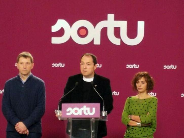 Rufi Etxeberria, Pernando Barrena y Amaia Izko. (vía twitter Sortu)