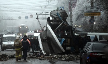 Estado en el que ha quedado el trolebús tras la explosión. (AFP)