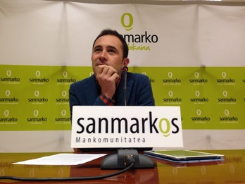 Denis Itxaso, gaurko agerraldian. (Jon URBE/ARGAZKI PRESS)