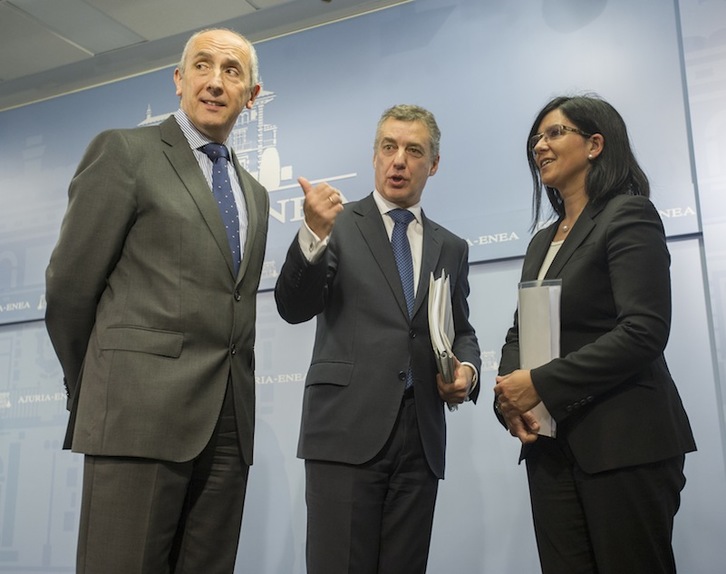 Urkullu, con Josu Erkoreka y la directora de Emakunde, Izaskun Landaida. (Juanan RUIZ/ARGAZKI PRESS)