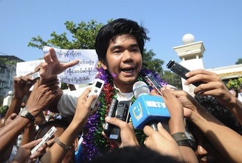 Yan Naing Tun aktibista komunikabideen aurrean hizketan, aske geratu ondoren. (Soe Than WIN/AFP)