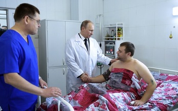 Putin estrecha la mano a uno de los heridos en los atentados durante su visita a un hospital de Volgogrado. (Aleksey NIKOLSKYI/AFP)