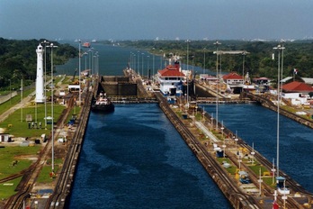 Esclusas del Canal de Panamá. (WIKIPEDIA)